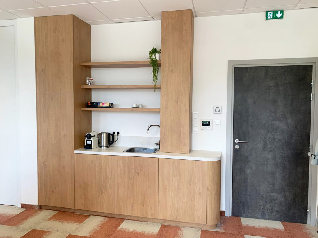 Espace professionnel aménagé par une architecte d’intérieur en Alsace avec coin attente et décoration contemporaine