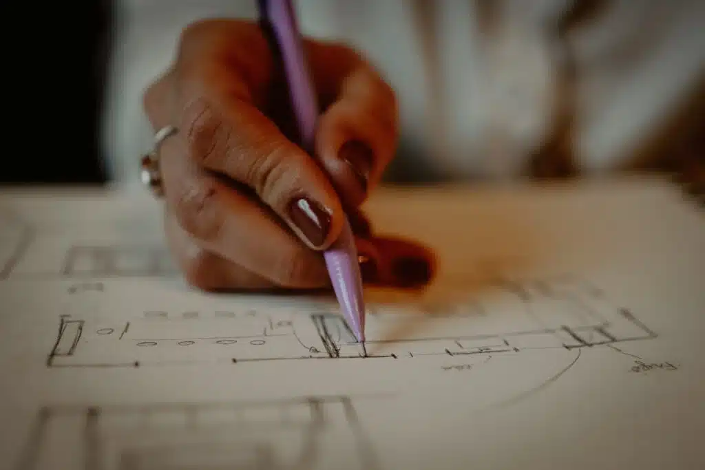 Architecte d’intérieur en Alsace réalisant un croquis de plan pour un projet d’aménagement intérieur sur mesure