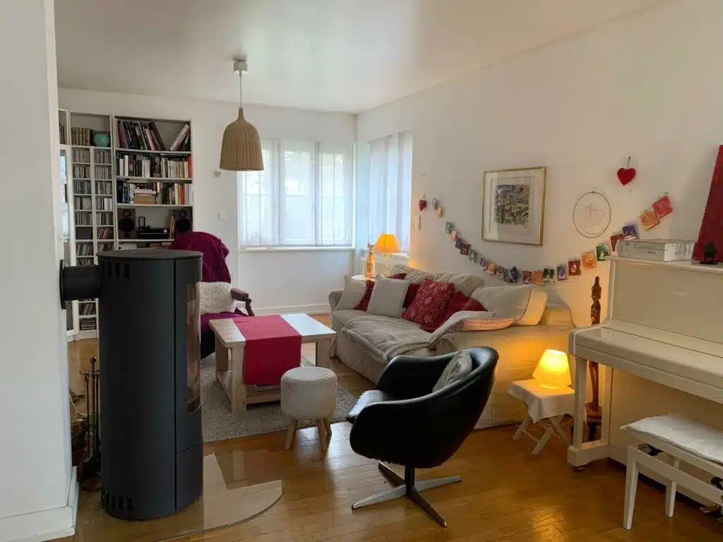 Salon séjour à Sélestat en Alsace
Mur blanc, piano, chaises canapé. Rouge et blanc. 