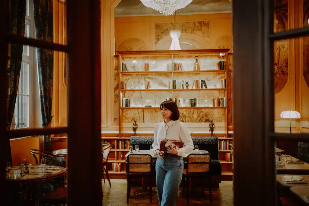 Architecte d’intérieur en Alsace présentant son accompagnement pour un projet d’aménagement intérieur