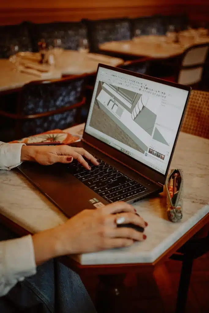 Architecte d’intérieur en Alsace travaillant sur une modélisation 3D de projet d’aménagement intérieur