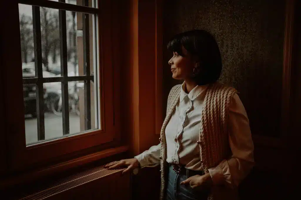 Melissa Froels, qui regarde à la fenêtre Architecte d'intérieur en Alsace - Strasbourg