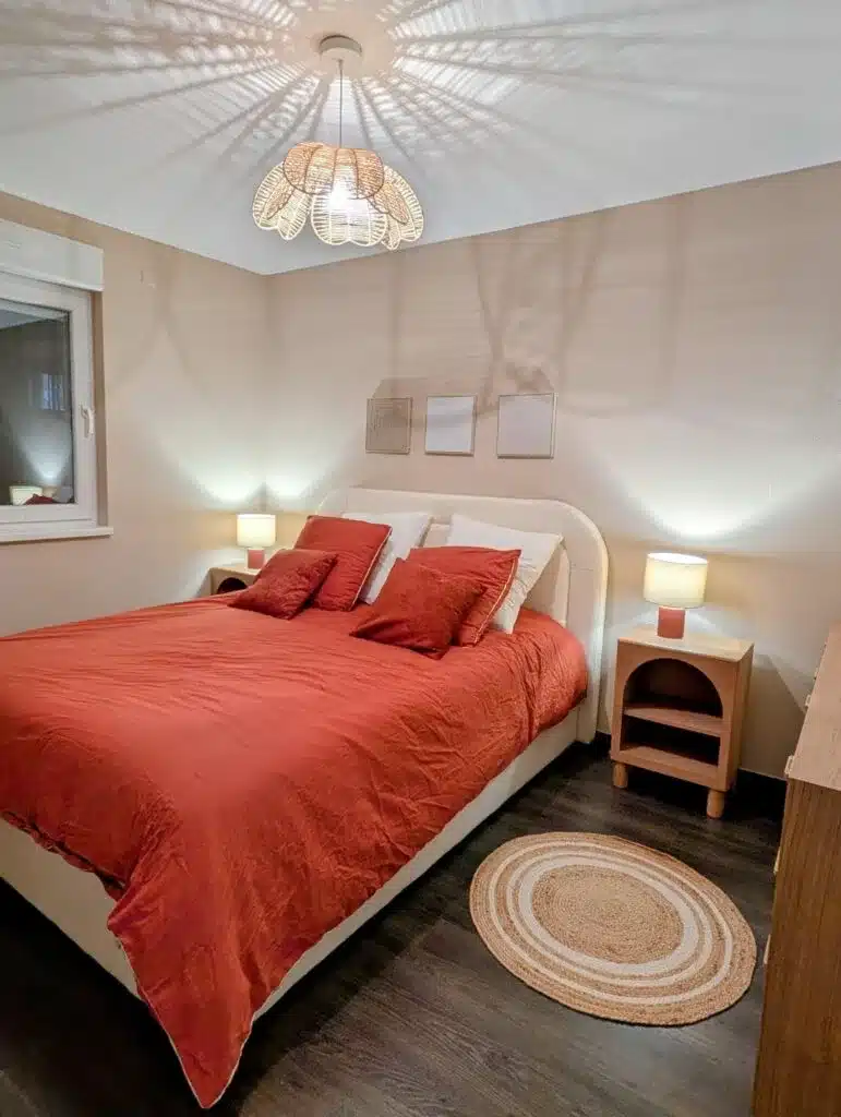 Chambre réaménagée par une architecte d’intérieur en Alsace avec ambiance douce et décoration sur mesure