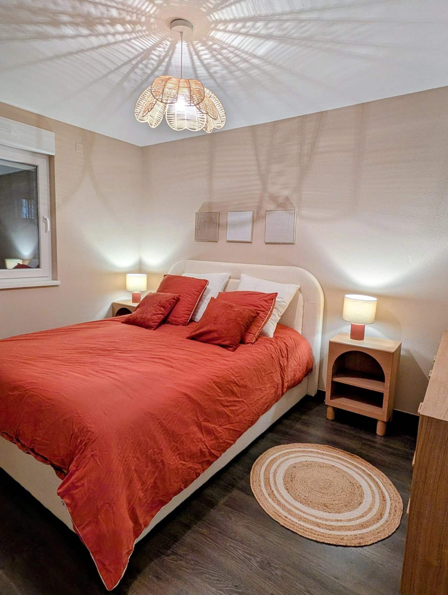 Chambre chaleureuse avec linge de lit terracotta, luminaires doux et mobilier en bois aménagée par Melvi Intérieur
